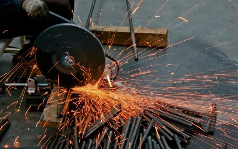 Metal kesimi sırasında çıkan kıvılcımlar